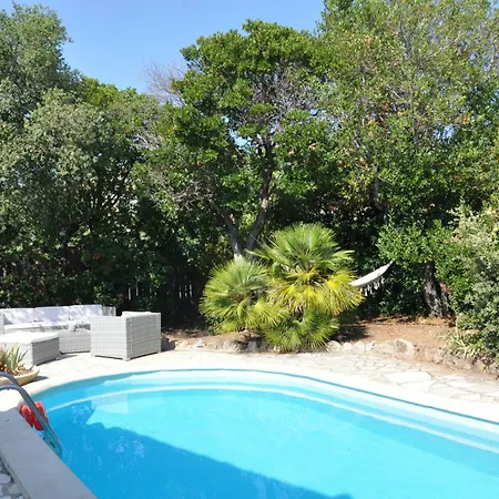 Climatisée, Vue Et Colline Avec Piscine