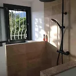 Climatisee, Vue Et Colline Avec Piscine Vila
