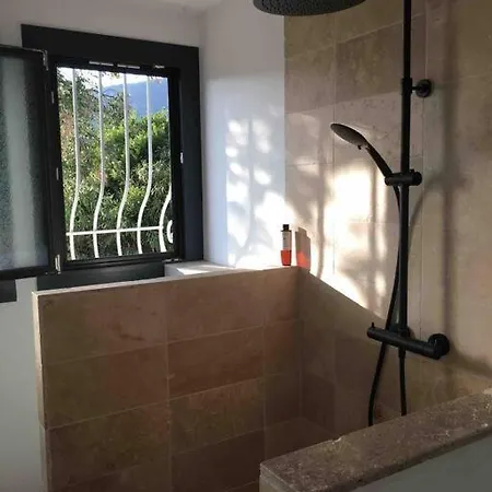 Climatisee, Vue Et Colline Avec Piscine Vila