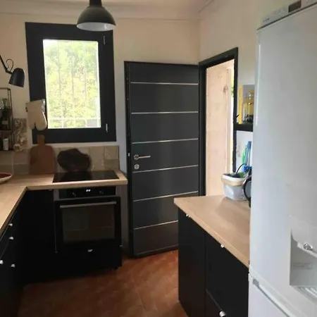 Climatisee, Vue Et Colline Avec Piscine Vila