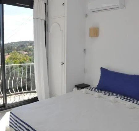 Climatisee, Vue Et Colline Avec Piscine